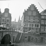 831391 Gezicht op de voorgevels van de huizen Oudegracht 321 (rechts) - 323 (links) te Utrecht; in het midden de ...